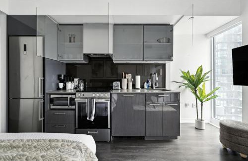 Garden District Apartment | Chic Downtown Studio Perfect Couple's Getaway