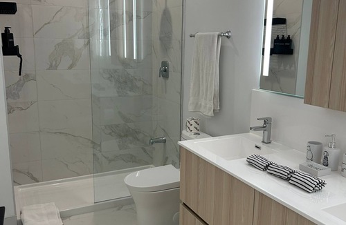 Port Credit House | Chic retreat in the heart of Beautiful Port Credit