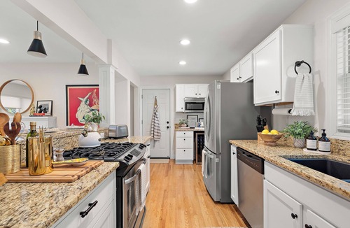 Plymouth House | "Chic Retreat" w/Home Office & Gym by Roxy Rentals
