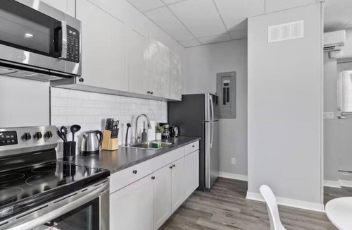 Walkerville Apartment | Chic Studio in Walkerville | 5 Mins to Downtown