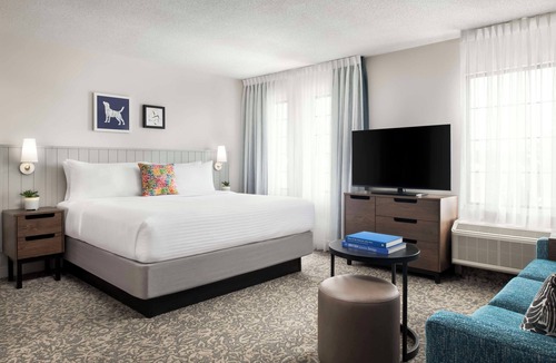Thornhill Hotel | Chic Suite Ideal for Long Stays with Full Kitchen & Swimming Pool