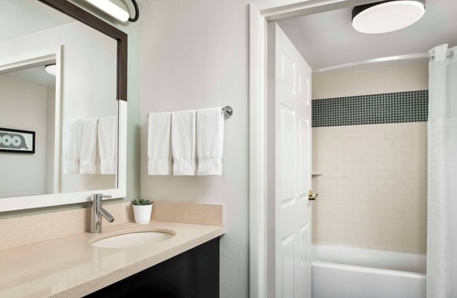 Thornhill Hotel | Chic Suite Ideal for Long Stays with Full Kitchen & Swimming Pool