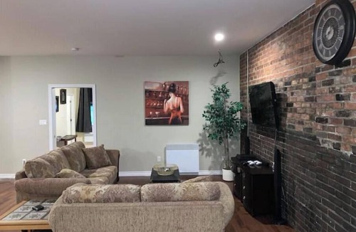 North Bay Apartment | Chicago Loft w Hot Tub