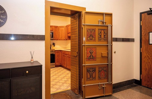 Downtown Apartment | City Hall Vault Summa