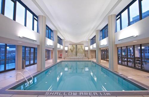 Fort York Apartment | City View Towers - Steps to CN Tower - Pool & Hot tub - Free Parking
