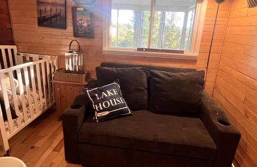 Bobcaygeon Cottage | Classic cottage with hottub on Trent Severn waterway near Bobcaygeon