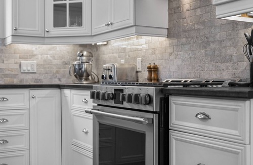 McNab/Braeside House | Classy Estate with Views + Walk to the Neat Café (10 min to Calabogie!)