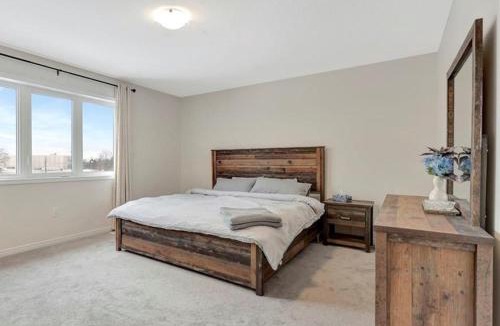 Hagersville House | Classy Home Near Beach & Airport