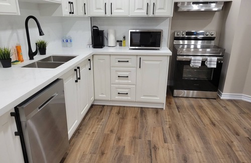 Whitby Apartment | Clean and Modern Guest Suite in Whitby