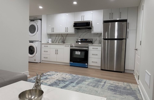 Whitby Apartment | Clean Basement Suite | 1BR + 1FWR +LR + Kitchen near Ontario Lake & Hwy 412/401