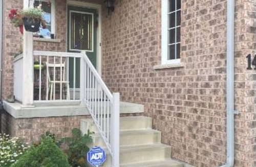 Meadowvale Village House | Clean, Cozy & Spacious Suite + Private Bathroom near Toronto Airport !