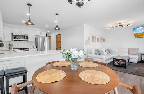 Lakeshore House | Clean two bedroom home on the water