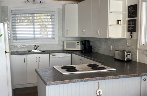 Dashwood Cottage | Cliffhaven Cottage-Lake Front with beach