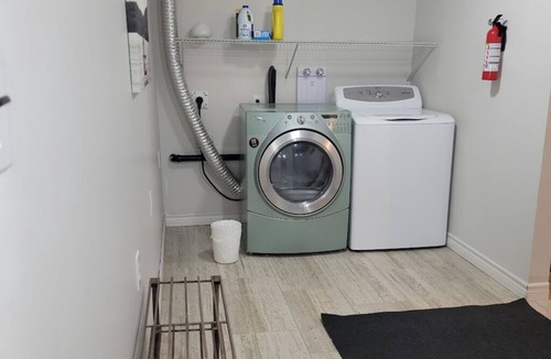 North Bay Apartment | Close to parks and shopping! Located close to Highway 11