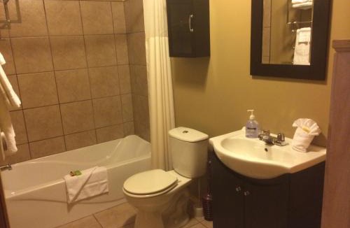 Algonquin Highlands House | Cloverleaf Cottages