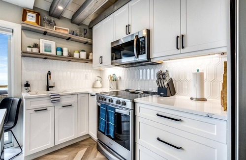 Leamington House | Coast Rental with Hot-Tub and Equipped Deck in Ontario