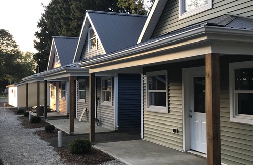 Colchester Cottage | Colchester cottages a stones throw away from beaches, wineries, marina, parks.