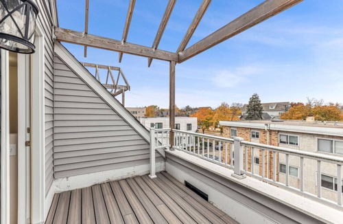 Lyn-Lake House | Colfax Flat 5BR 4BA Apartment near Uptown
