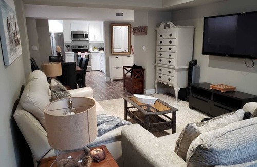 Collingwood House | Collingwood/Blue Mountain Fully renoed 2 bedroom Suite with Kitchen, LR, Dine.