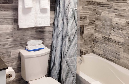 Grand Bend Hotel | Colonial Hotel & Suites