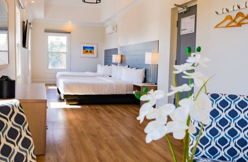 Grand Bend Hotel | Colonial Hotel & Suites