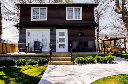 Grand Bend Cottage | Colonial Hotel & Suites - Bellevue Chateau