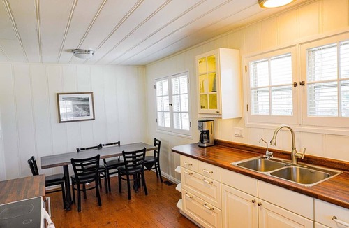 Grand Bend Cottage | Colonial Hotel & Suites - Bellevue Lodge