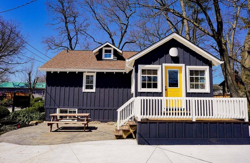 Grand Bend Cottage | Colonial Hotel & Suites - Bellevue Lodge