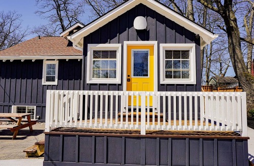 Grand Bend Cottage | Colonial Hotel & Suites - Bellevue Lodge