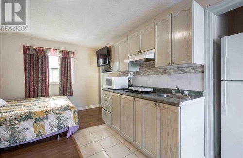 Madoc Hotel | Colonial Inn Motel