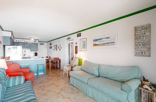 Morehead City Condo | Colorful, Second-Floor Condo with Balcony, WiFi & Shared Pool/Kiddie Pool