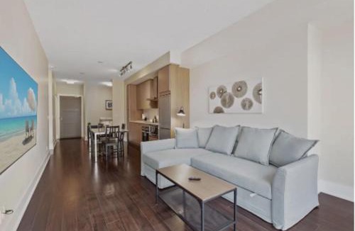 Toronto Entertainment District Apartment | Comfort 300 Front Suites near Rogers Centre & Free Parking