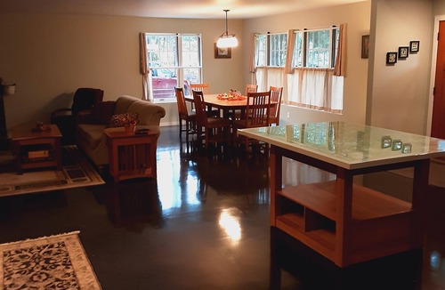 Grand Rapids House | Comfortable 3 bedroom cape cod style home
