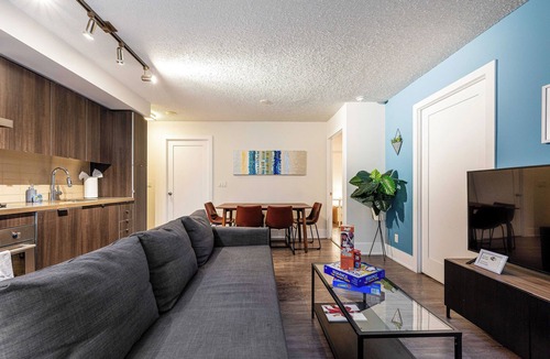 Toronto Entertainment District Hotel | Comfortable 3-Bedroom Hotel Suite in Toronto with A/C
