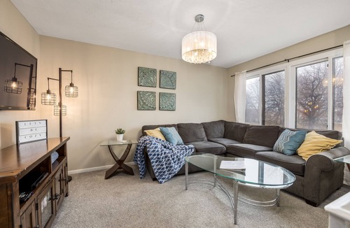 Midway House | Comfortable Home Ideal for Groups & Families!