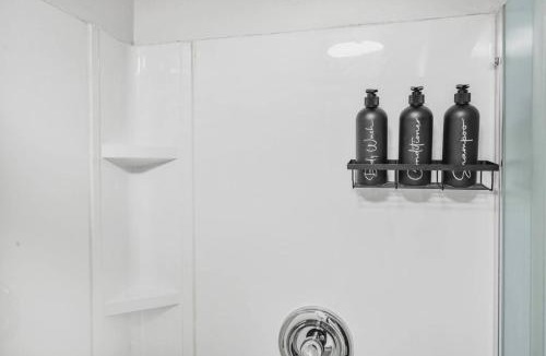 Durham Region Apartment | Comfy 2BR Apt near Beach and Downtown Free Parking