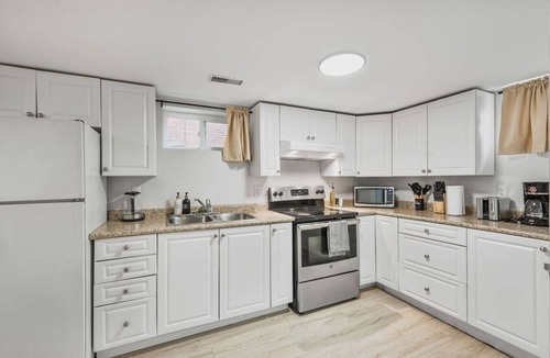 Durham Region Apartment | Comfy 2BR Apt near Beach & Downtown | Free Parking