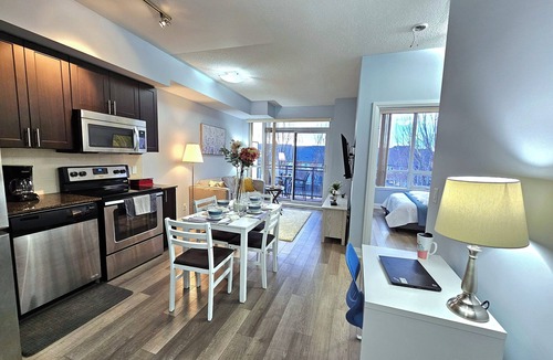 Thornhill Apartment | Comfy 2BR Condo near Promenade