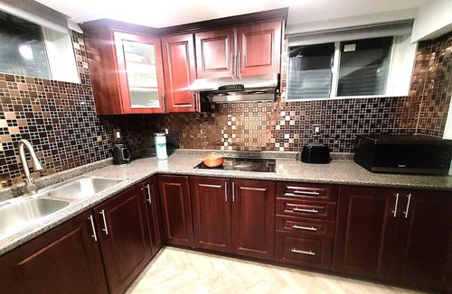 Hurontario House | Comfy 2BR Guest Suit in the Heart of Mississauga.
