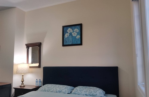 Meadowvale Village House | Comfy King size Bedroom in Mississauga near Toronto Pearson Airport.n
