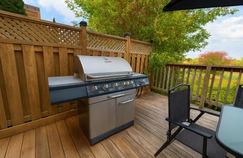 Orangeville House | Comfy & Spacious 4BR Family Home with Free Parking, Laundry, BBQ! 10 Min Walk to Headwaters Hospital, 5 Min Drive to Mount Alverno Luxury Resorts, Ideal for Medical, Vacation or Work Stays!