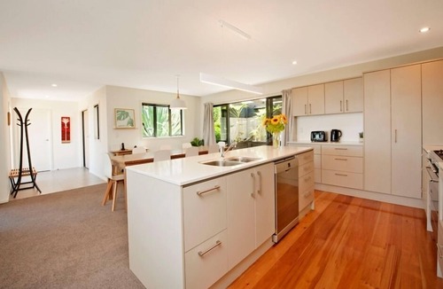 Britannia Heights House | 'Commodore' - Modern with Panoramic Sea Views!