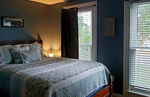 Perry Apartment | Completely remodeled 1 bedroom lower apartment with full kitchen and bath
