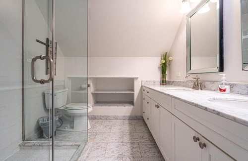 The Beaches Apartment | Condo near Woodbine beach with Balcony