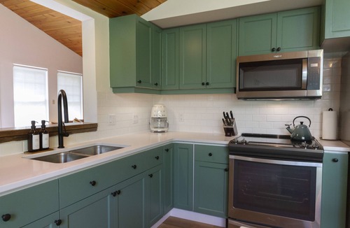 Marmora Cottage | Contemporary 3-bedroom waterfront cottage