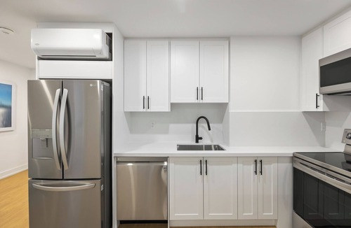 Midtown Toronto Apartment | Contemporary 3 Bedroom Apt in Midtown Toronto