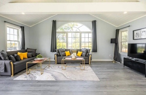 Dunnville Cottage | Contemporary, Cozy and Spacious Cottage