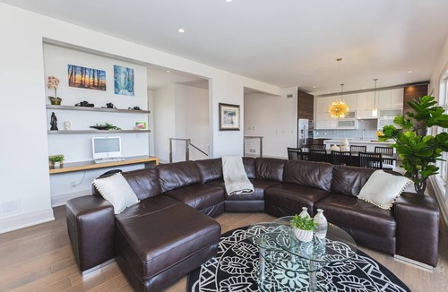Kemble House | Contemporary Million Dollar View Getaway