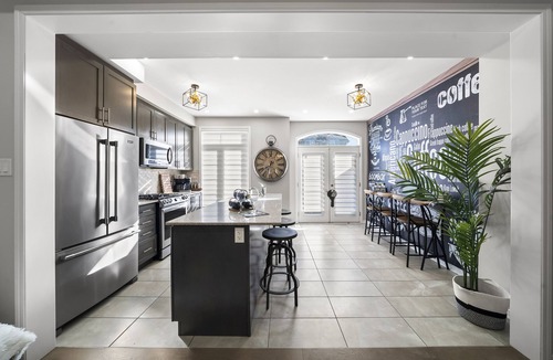 Hurontario House | Contemporary Urban 4-Level Home with Game room & Parking near airport & all Hwys
