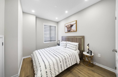 Hurontario House | Contemporary Urban 4-Level Home with Game room & Parking near airport & all Hwys